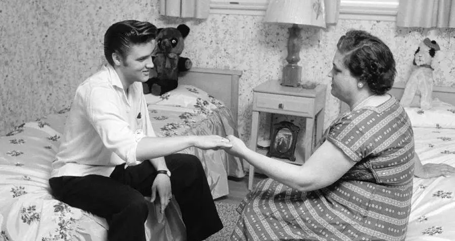 elvis-gladys-holding-hands